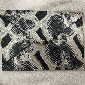 Kelly Wynne NWT Elegant Black and Tan Clutch